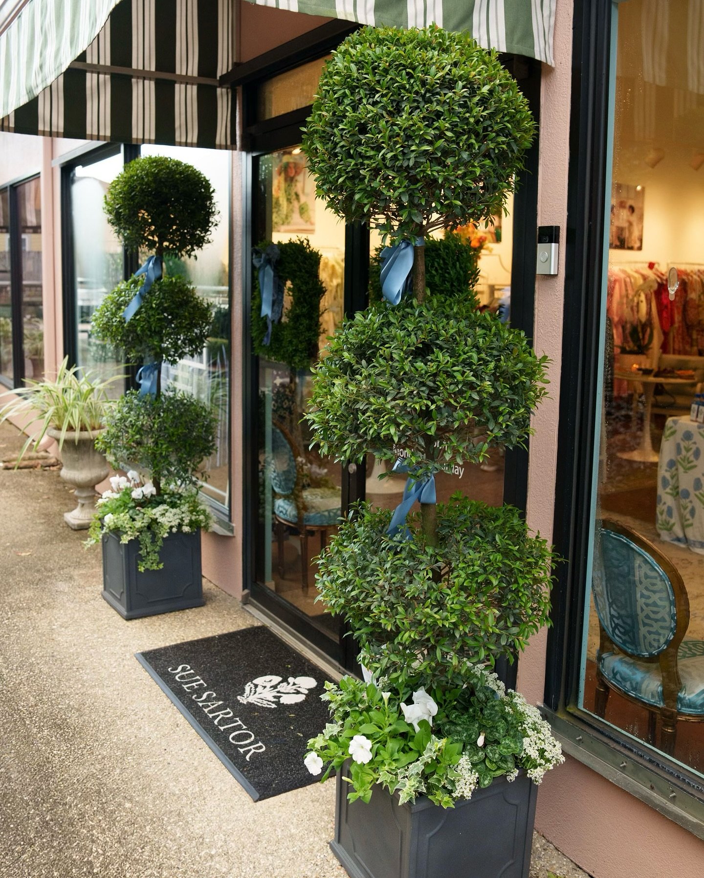 It was such an honor to be able to do these storefront topiaries for the fabulous @suesartor and such a wonderful event with @addisonbay last week! Obsessed with both of these amazing brands!
