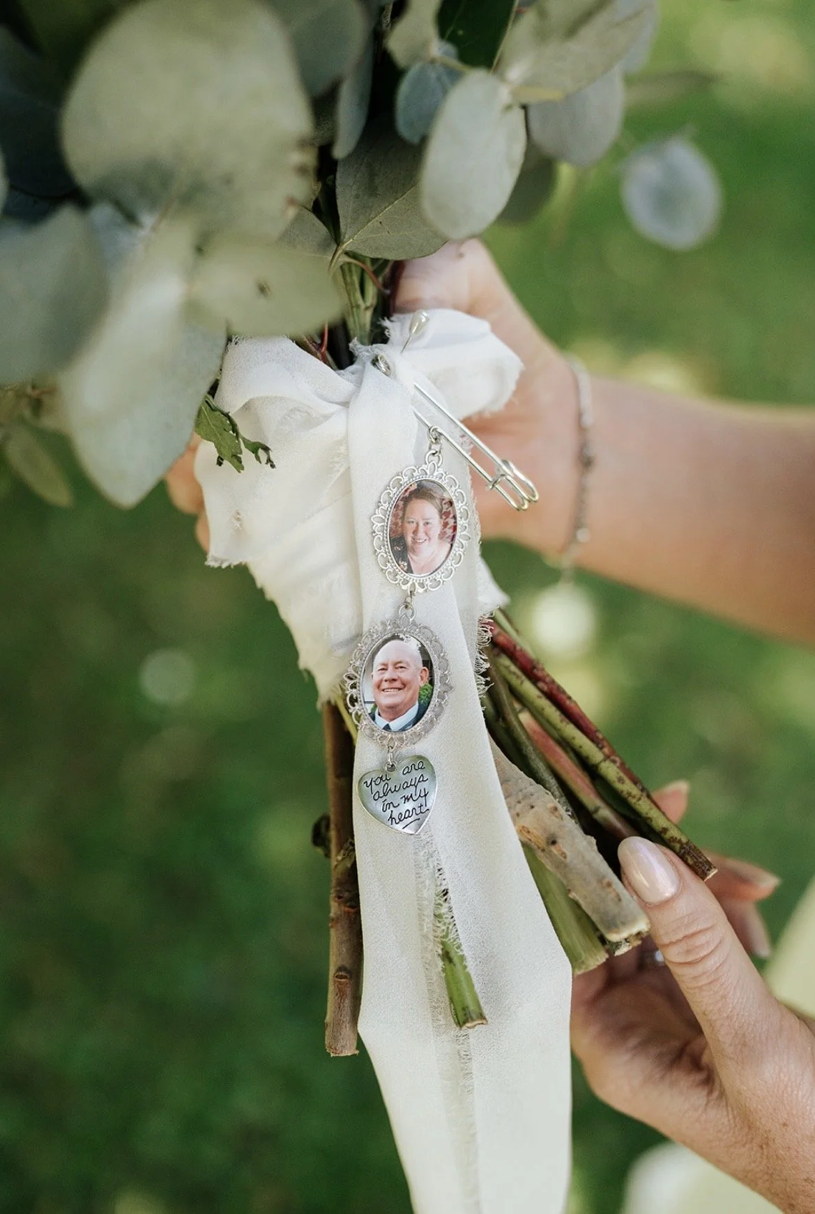 Special bridal bouquet embellishments 