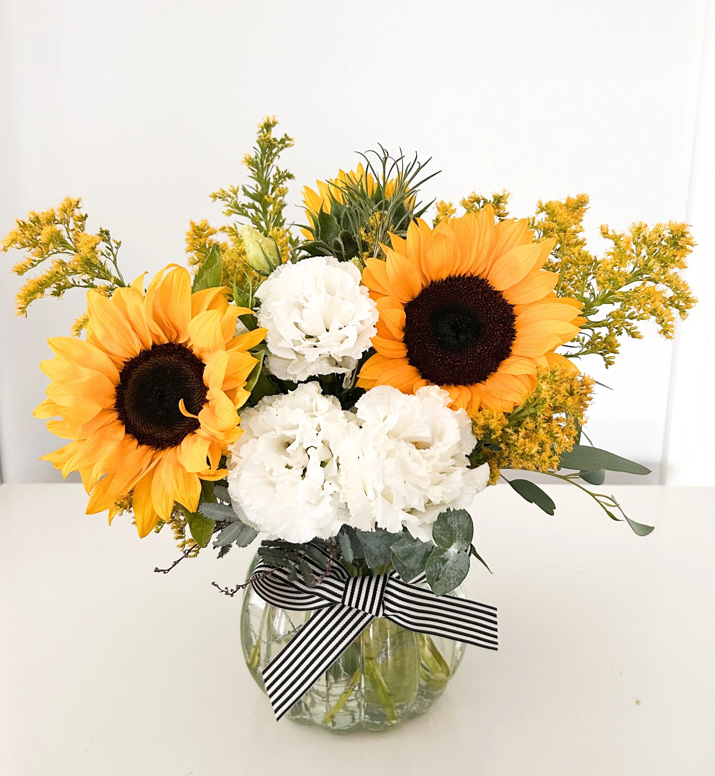 Blossom Vase – Seasonal Flower Arrangement in Glass Vase