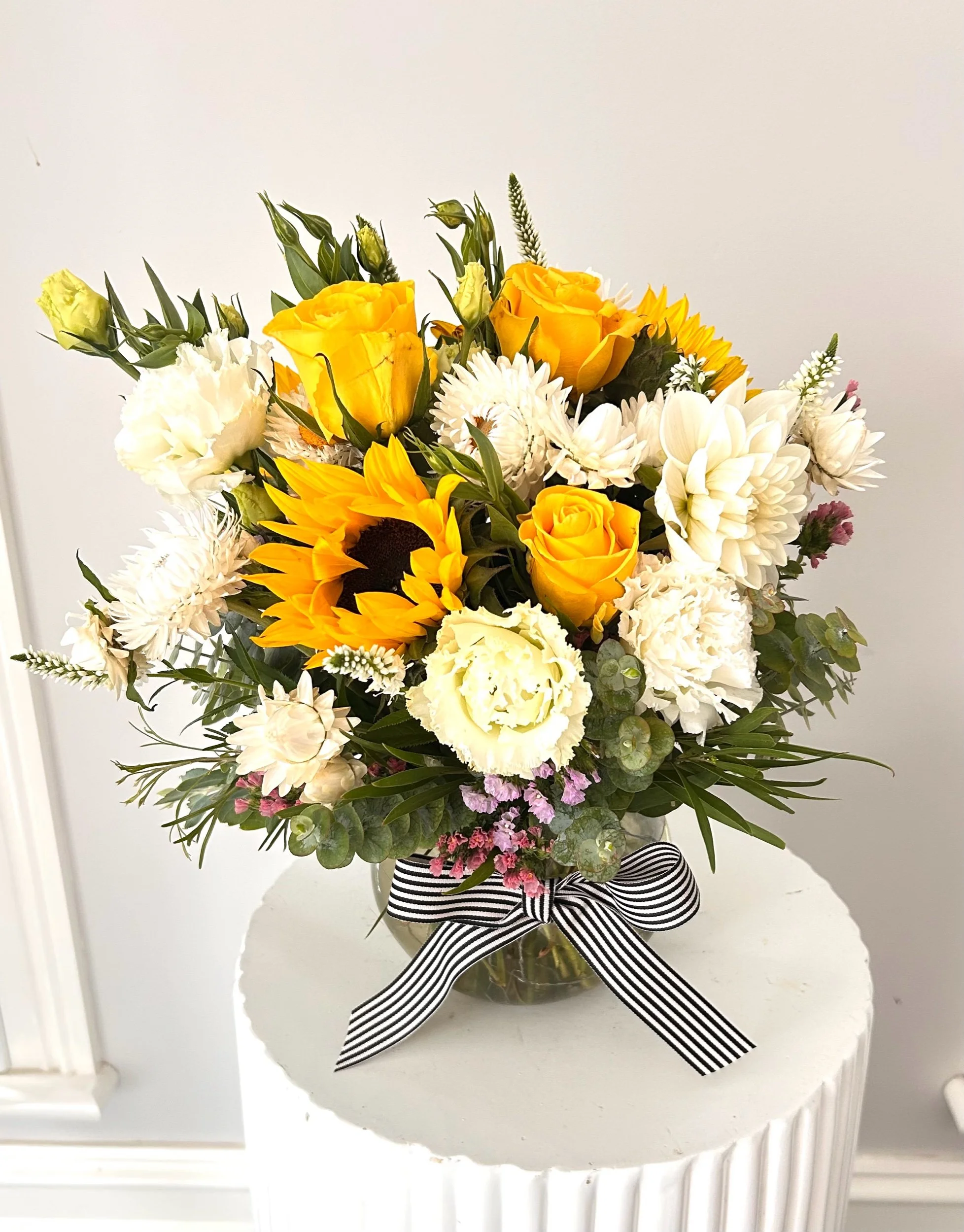 Blossom Vase – Seasonal Flower Arrangement in Glass Vase