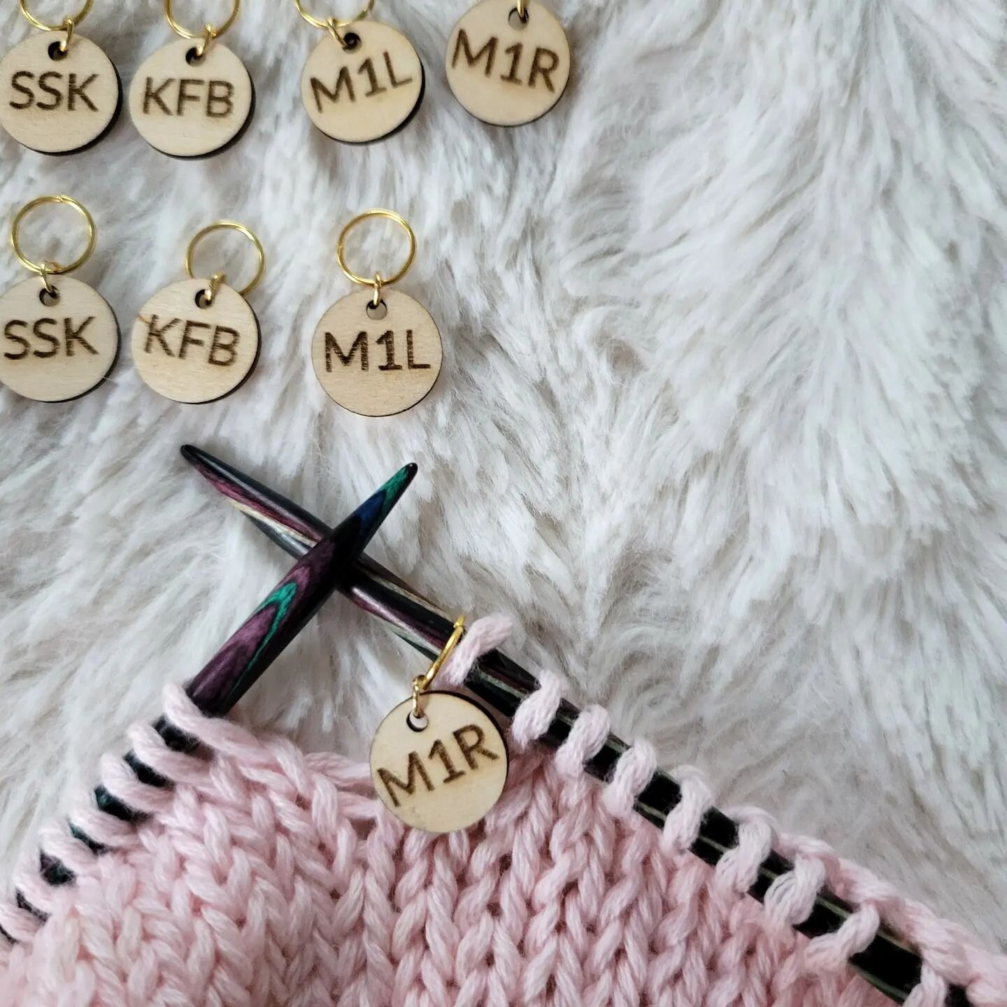 Say goodbye to constantly referring to the pattern and hello to stress-free knitting with our instructional stitch markers! 🧶💪These little guys will keep you on track and help you knit like a pro, without ever having to glance at the pattern. 🙌 Wh
