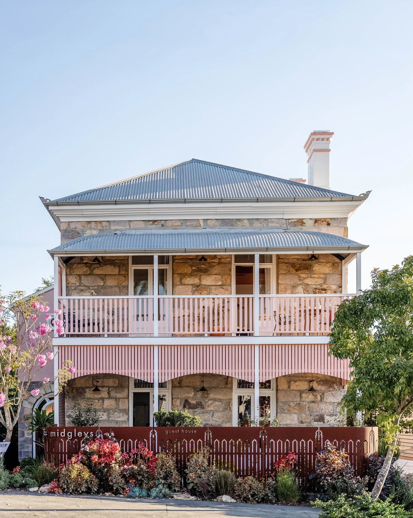 🌸 Pretty in pink 🌸

What stunning Brisbane winter weather it was when I spent the day capturing the iconic @missmidgleys boutique accommodation on James Street.

The brief was to create a fresh suite of images that complemented an already stunning 