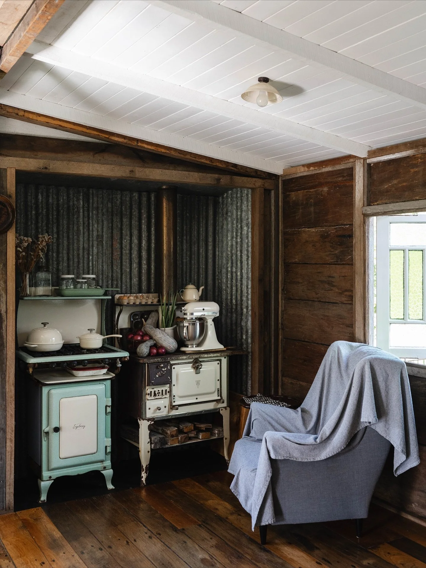 There is a reason we are all drawn to this restored farmhouse by @palmerandgunn 🤎

Fiona and Clancy carefully sourced special vintage pieces for their home that feel special. Not special in the way that makes a clumsy woman like me feel uneasy; but 