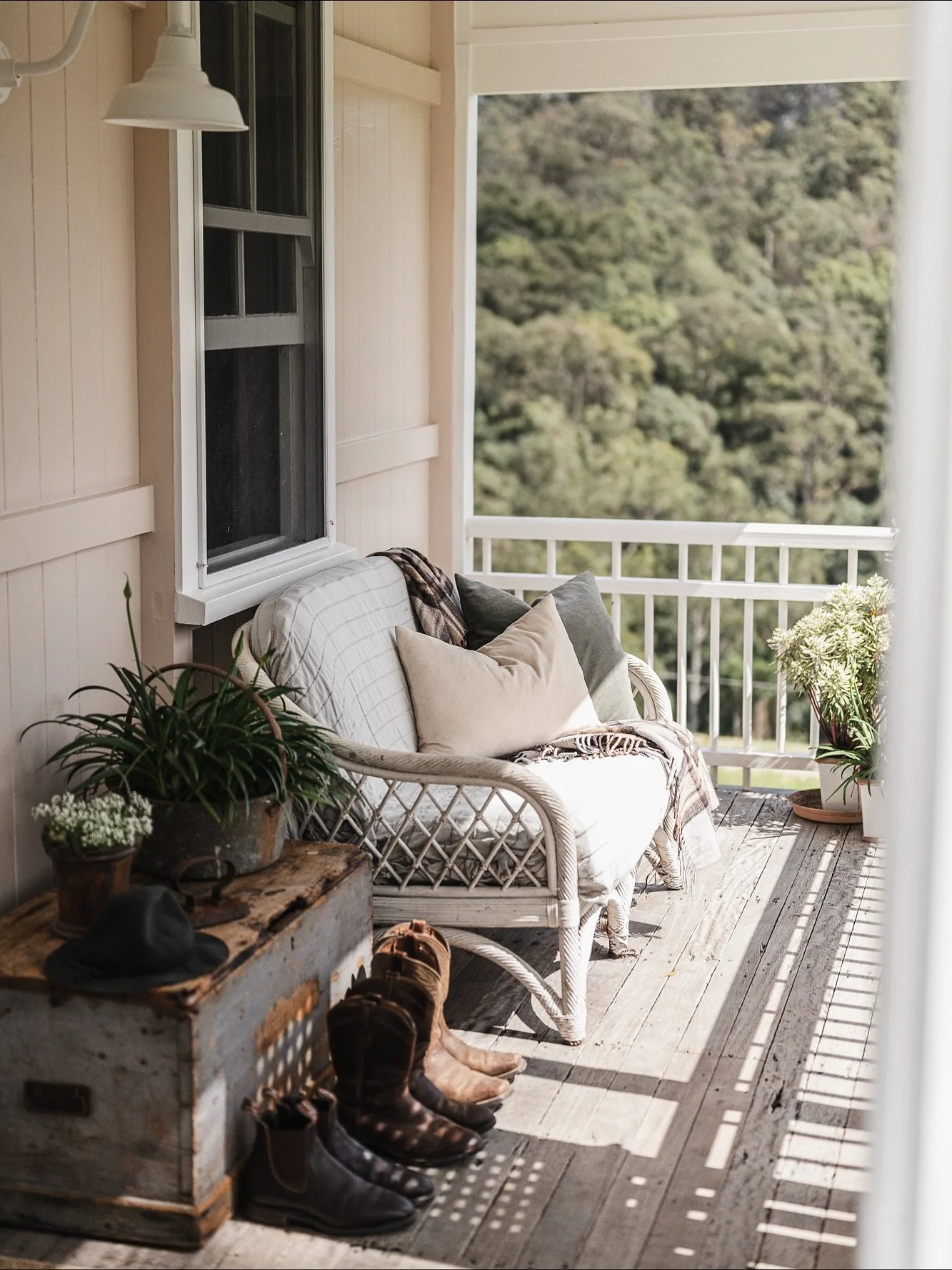 This cosy little airbnb cottage was moved from the busy suburbs of Brisbane to this cinematic hilltop not far from Maleny. I think it looks very much at home here in the countryside. 

Last year when I posted this house there was no insta handle to t