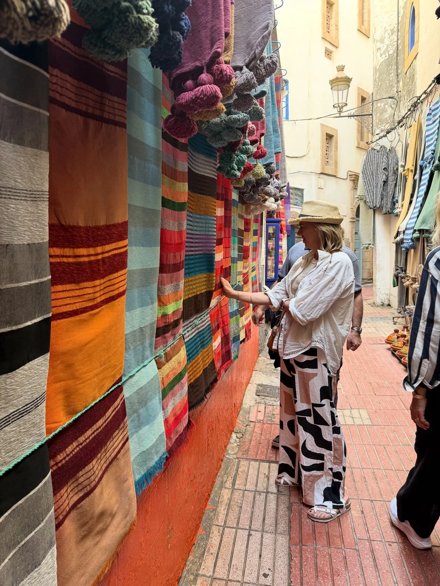 SHOPPING 
Shopping in Morocco is next level. From the vibrant souks to the chic concept stores, every corner is filled with handmade treasures : rugs, textiles, ceramics, leather, jewellery and more.

Sally has shared her favourite finds (and where t