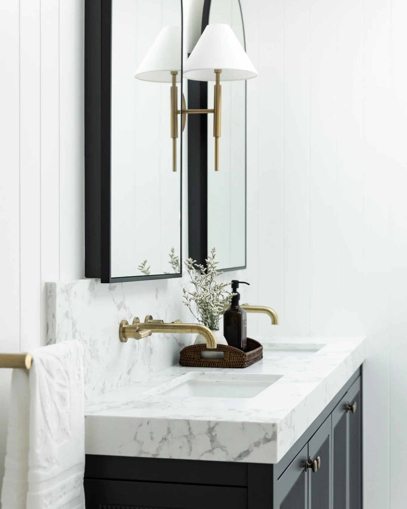 Have you heard? 
The photos from our recent Collaroy Flats project have landed, and are now live on our website! Just follow the link in our profile to have a good hard look at the details of this transformative renovation. 

In the mean time, swipe 