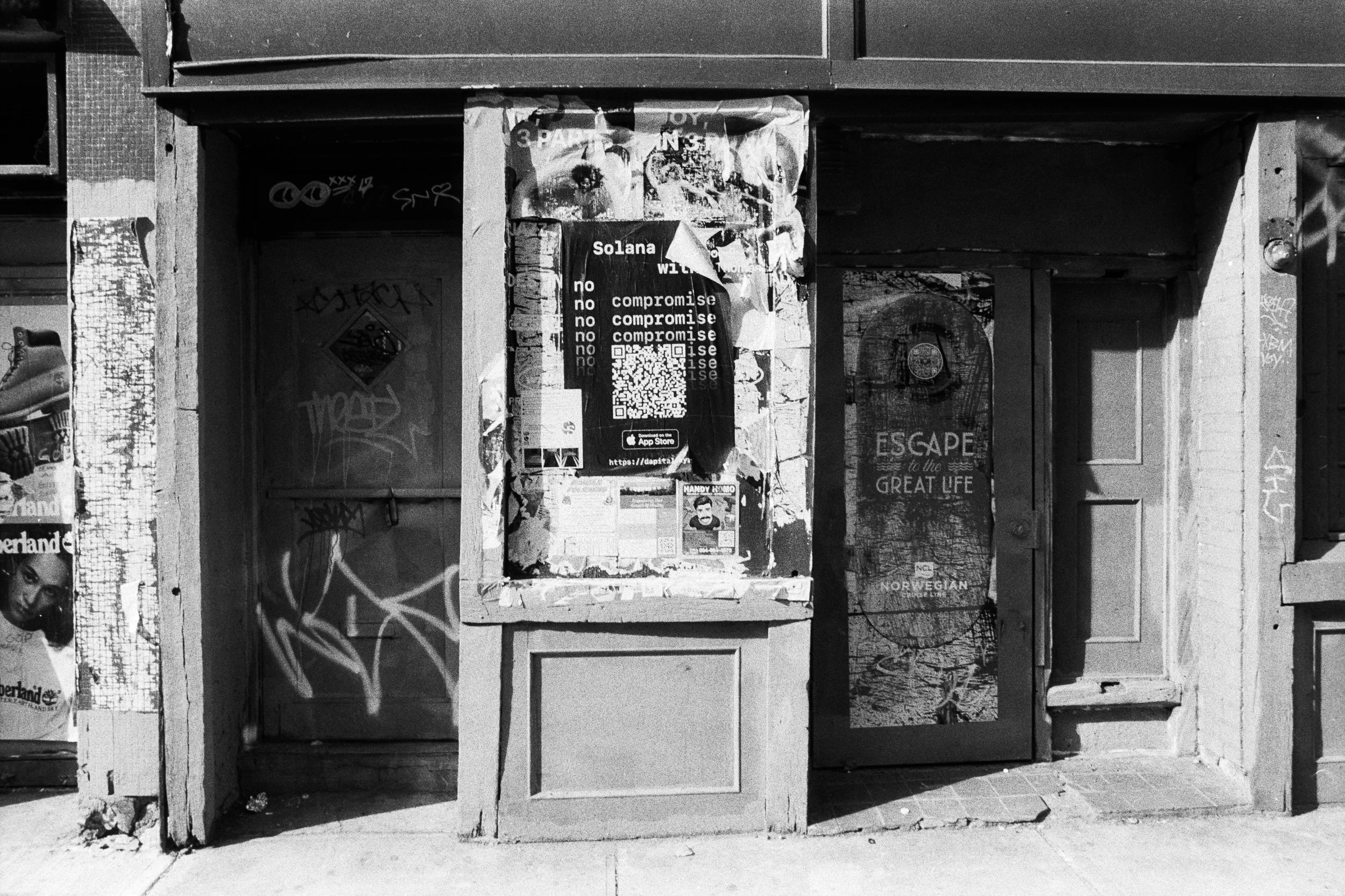 Lily Hughes-Robinson
Brooklyn, NY

Lily Hughes-Robinson is a Brooklyn-based photographer working primarily in black and white film. After more than a decade away from the medium, she returned to analog process, drawn to its physicality and intention.