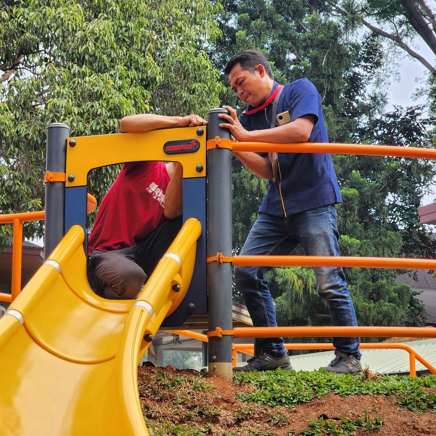 &quot;Talent is cheaper than table salt. What separates the talented individual from the successful one is a lot of hard work.&quot;&mdash; Stephen King

📸 : Installing the Slides

#sgdconstruction #sgdproject #projectportfolio