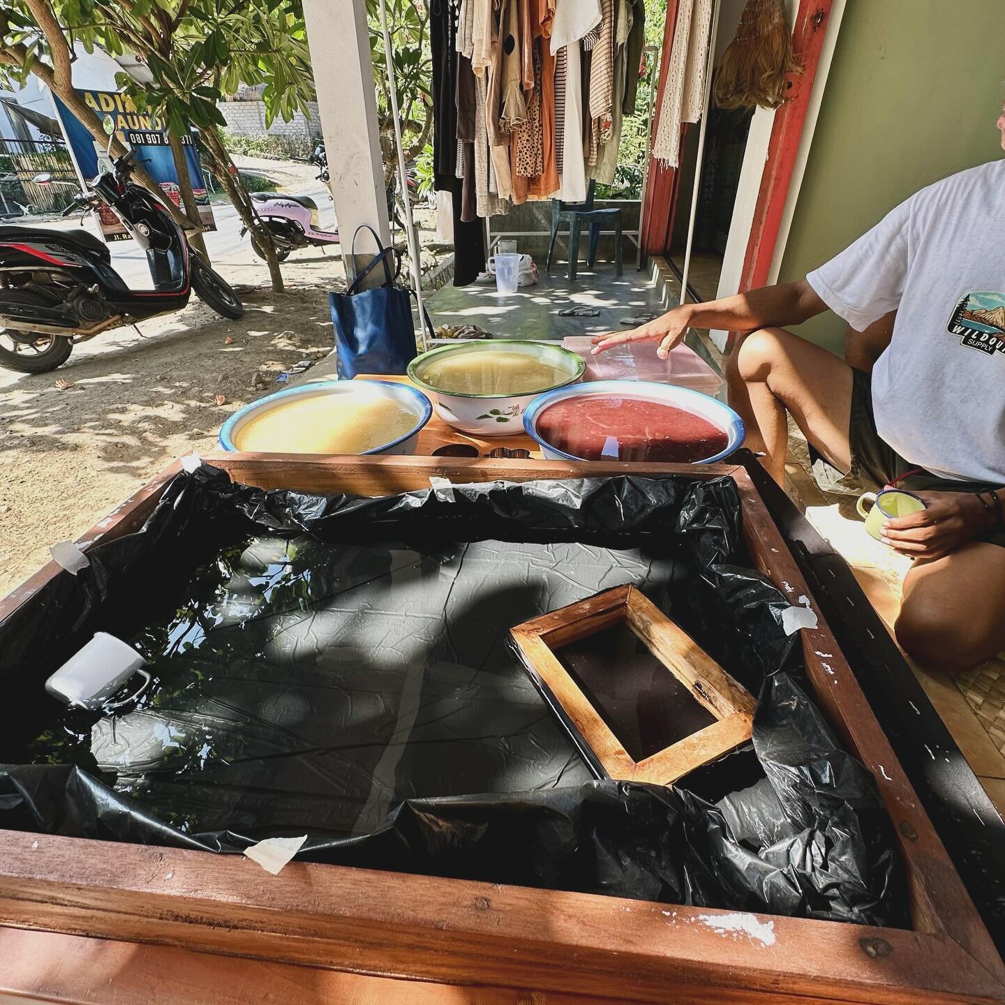 Paper making workshop using bamboo (which is a fast growing no irrigation wild grass) in Lombok with @awan.paper 

A super easy way to make &laquo;&nbsp;tree-free&nbsp;&raquo; paper + a great way to better realise its value.