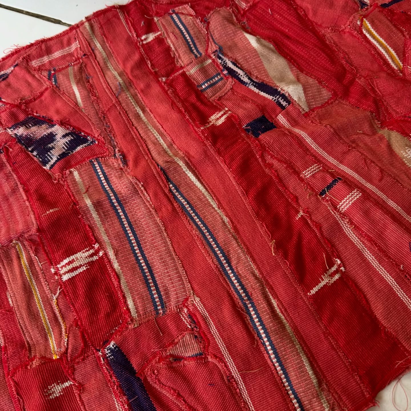 What a beautiful recrafted piece made by our talented upcyclers ♻️

Not the smallest scrap of ikat should go to waste.

Join the upcycling movement and give a zigzag patchwork a try for yourself. Watch our easy tutorial and share the results with us 