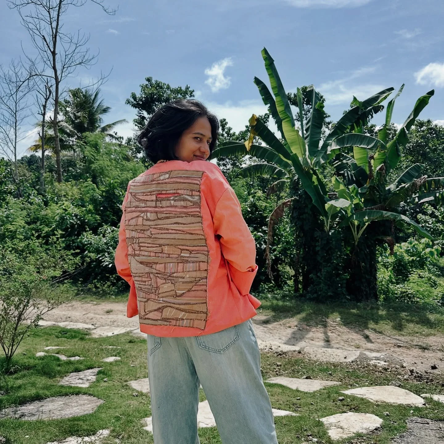 Talking about circularity 🌀

This reversible jacket is made from redyed old bedlinnen, and has our signature recrafted zigzag ikat on the back.

A unique piece crafted with care, 100% zero waste 🌎