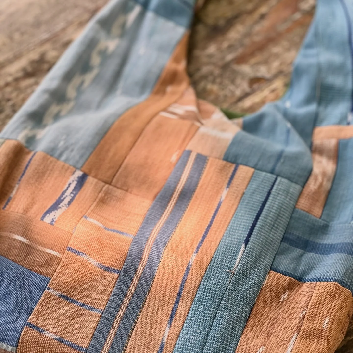 🌀 Karaja Sumba Circular Tote

🩵 100% made in Sumba, for Sumba

🙏🏼 This signature tote is the result of a longstanding collaboration between Karaja Sumba and the Sumba Hospitality Foundation. Through ongoing dialogue, the founders of the Karaja Up