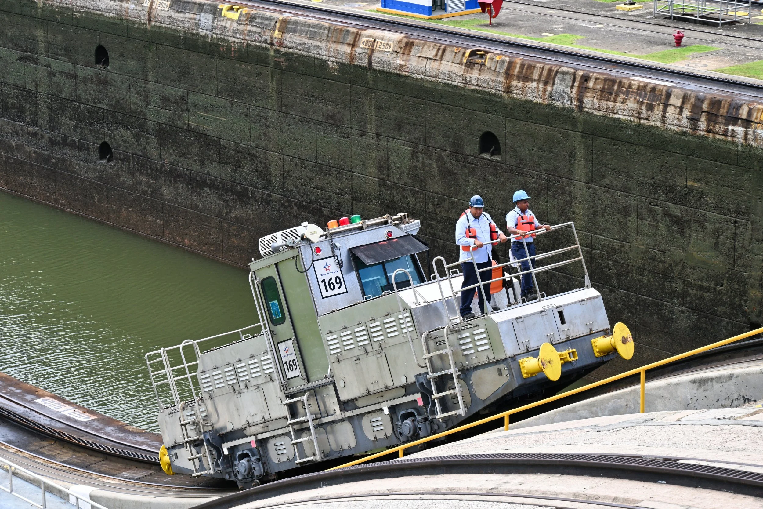 electric locomotive which pulls the ships through the locks