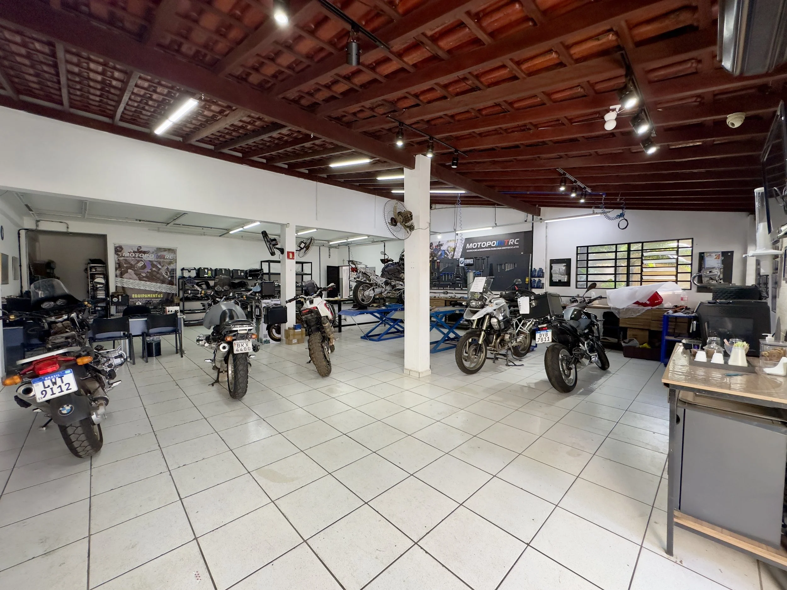  Moto point motorcycle shop, changing oil and filter