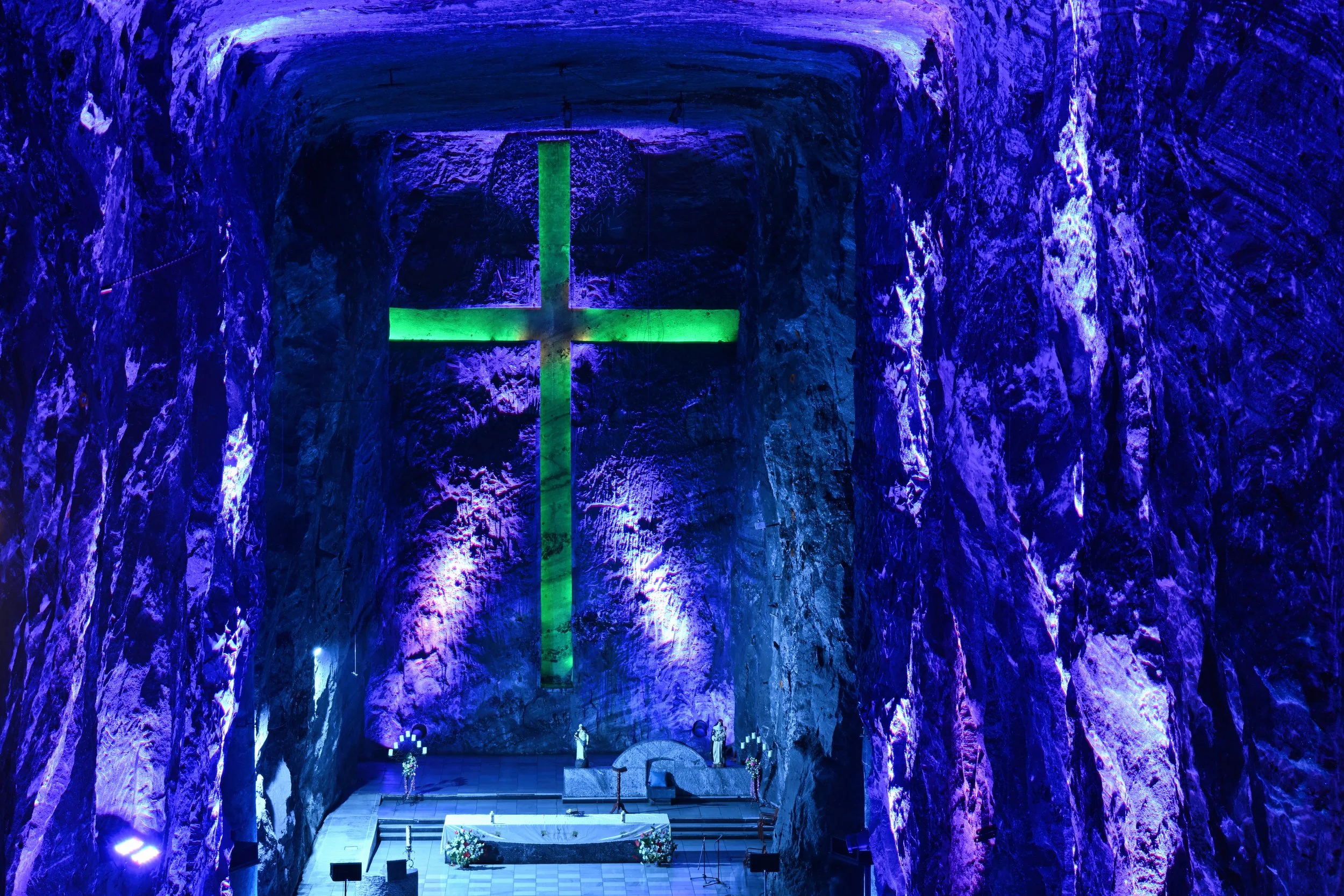 this cavern is HUGE. Zoom in...