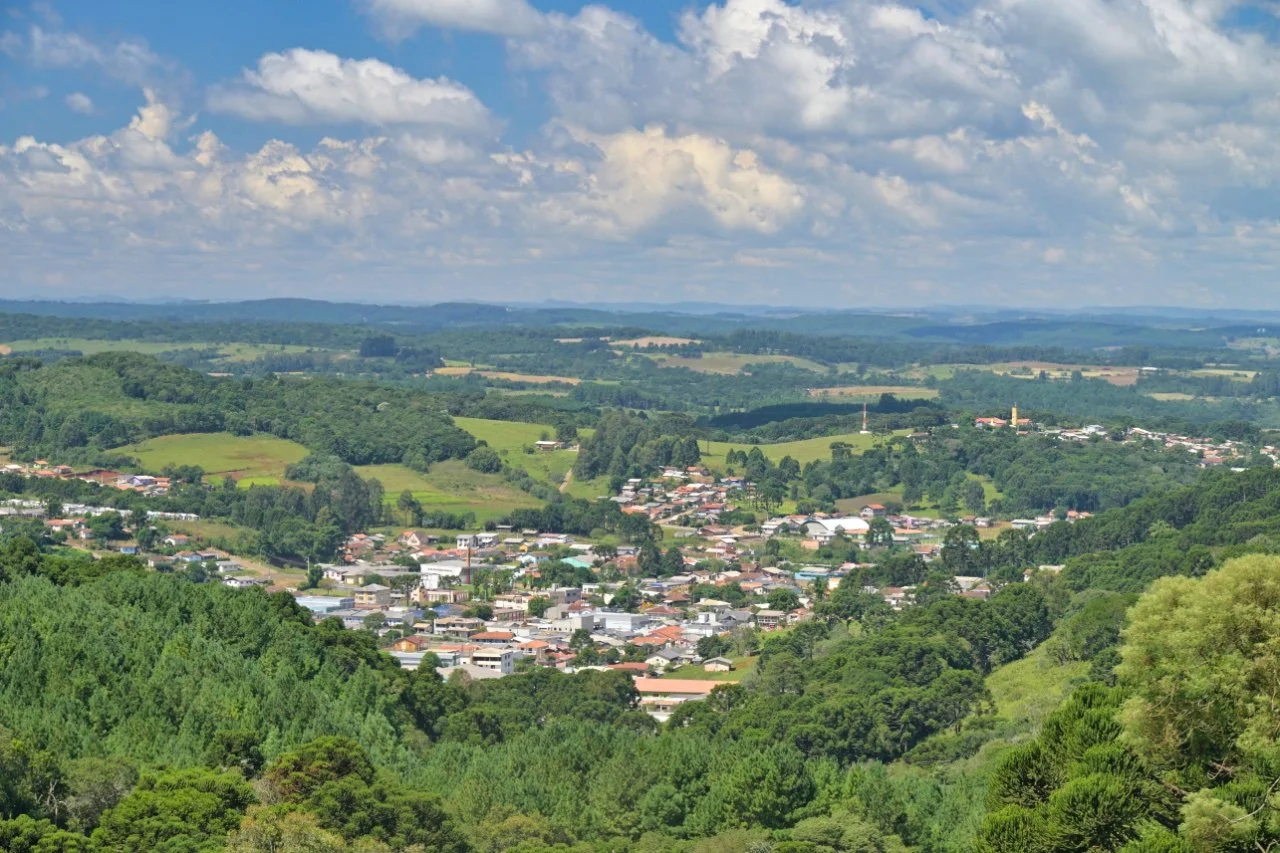  lots of small towns and villages