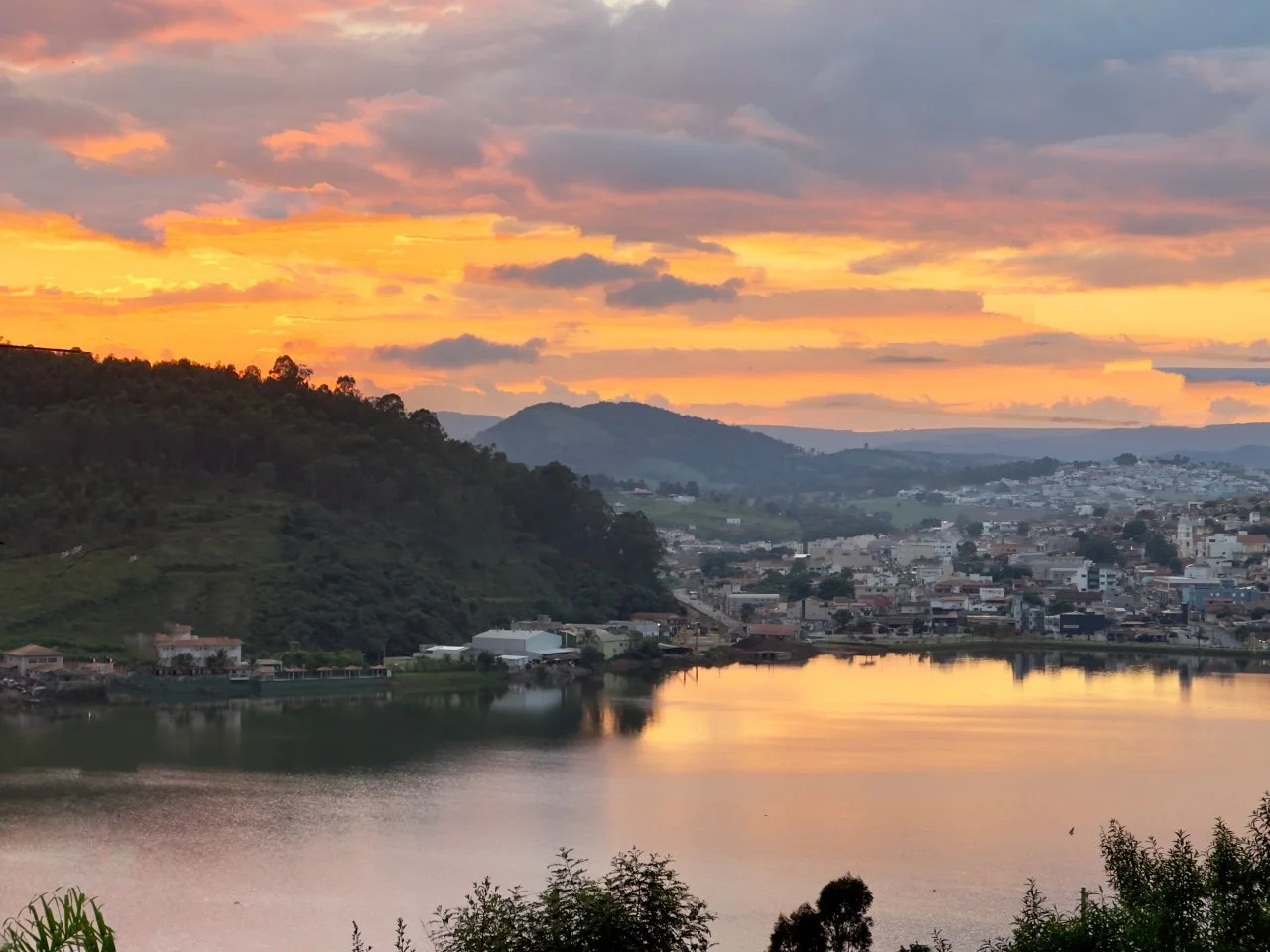  Beautiful sunrise by the lake