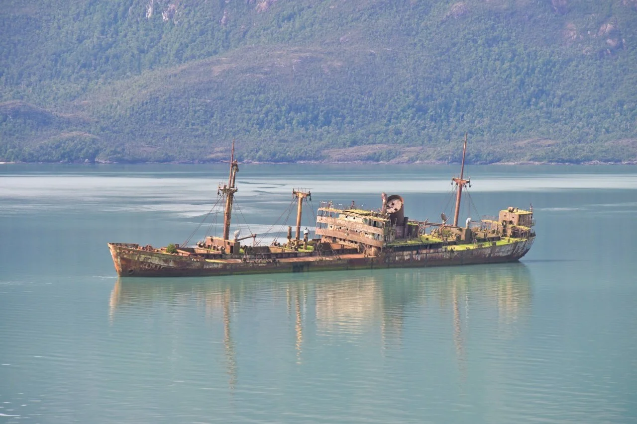  the ship didn't make it. It hit the shallow reef. 