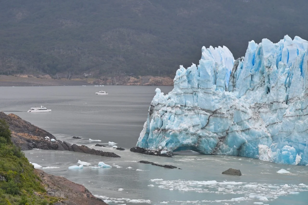  the glacier's size compare to a tourist boat