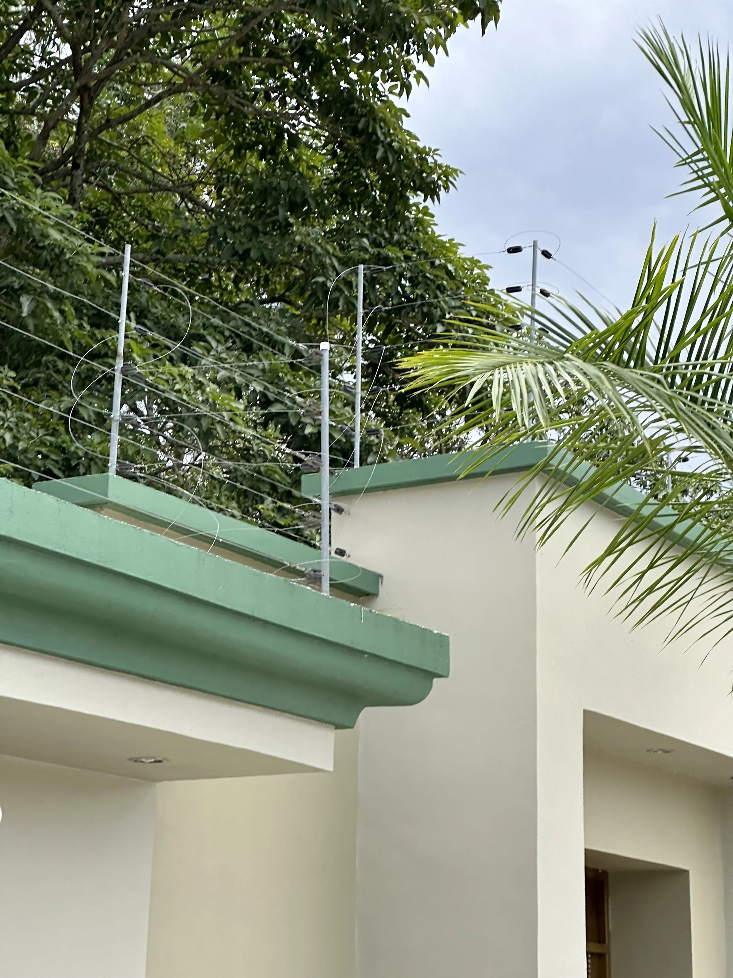 don't know who lives there but they need an electric fence ...