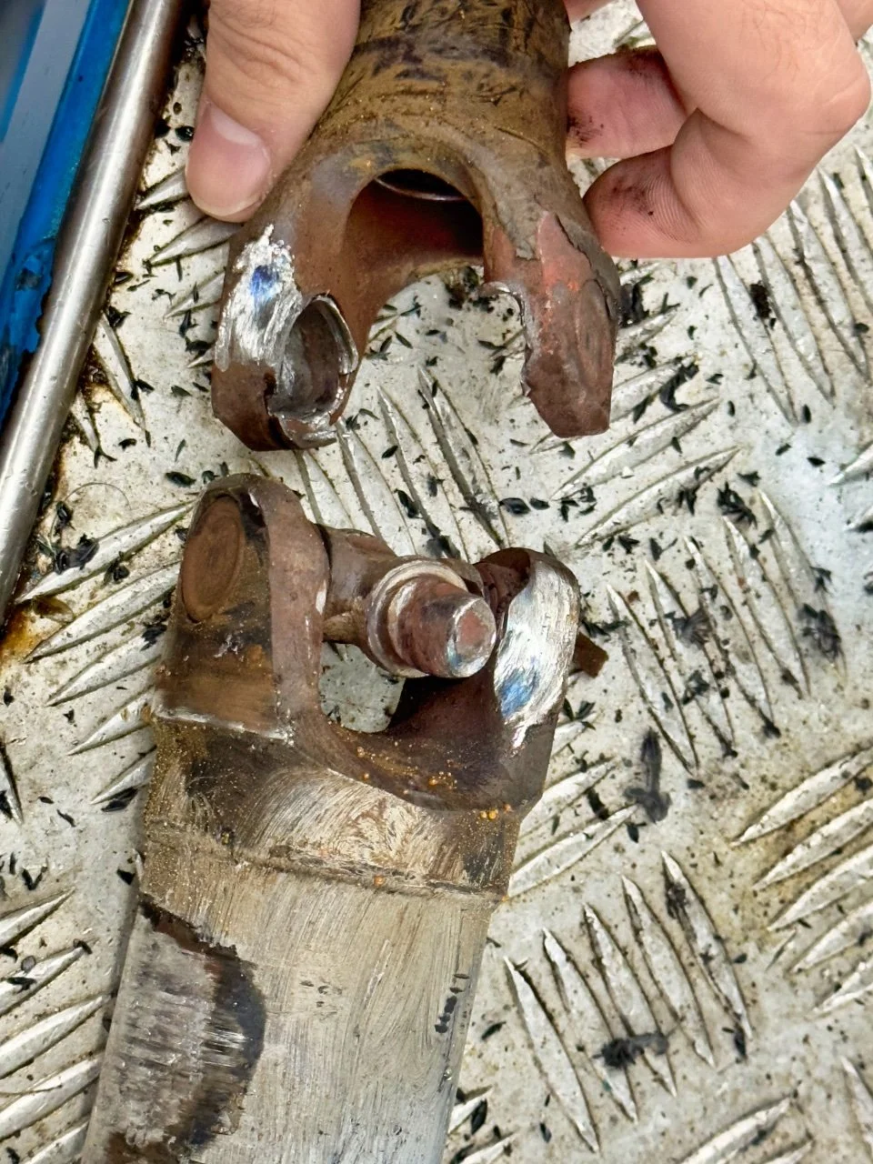  here is my problem - broken joint of the shaft drive