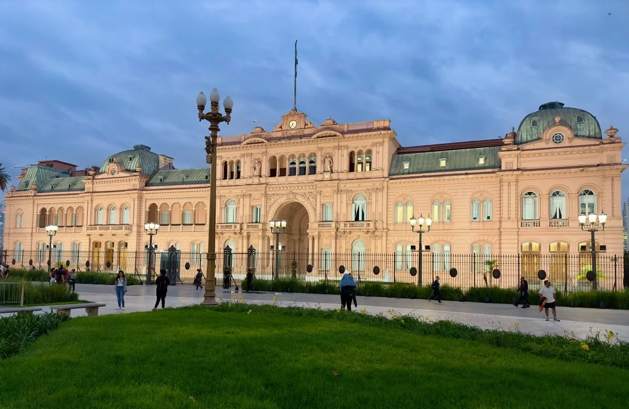  the Pink House (Casa Rosada), the official residence of the resident