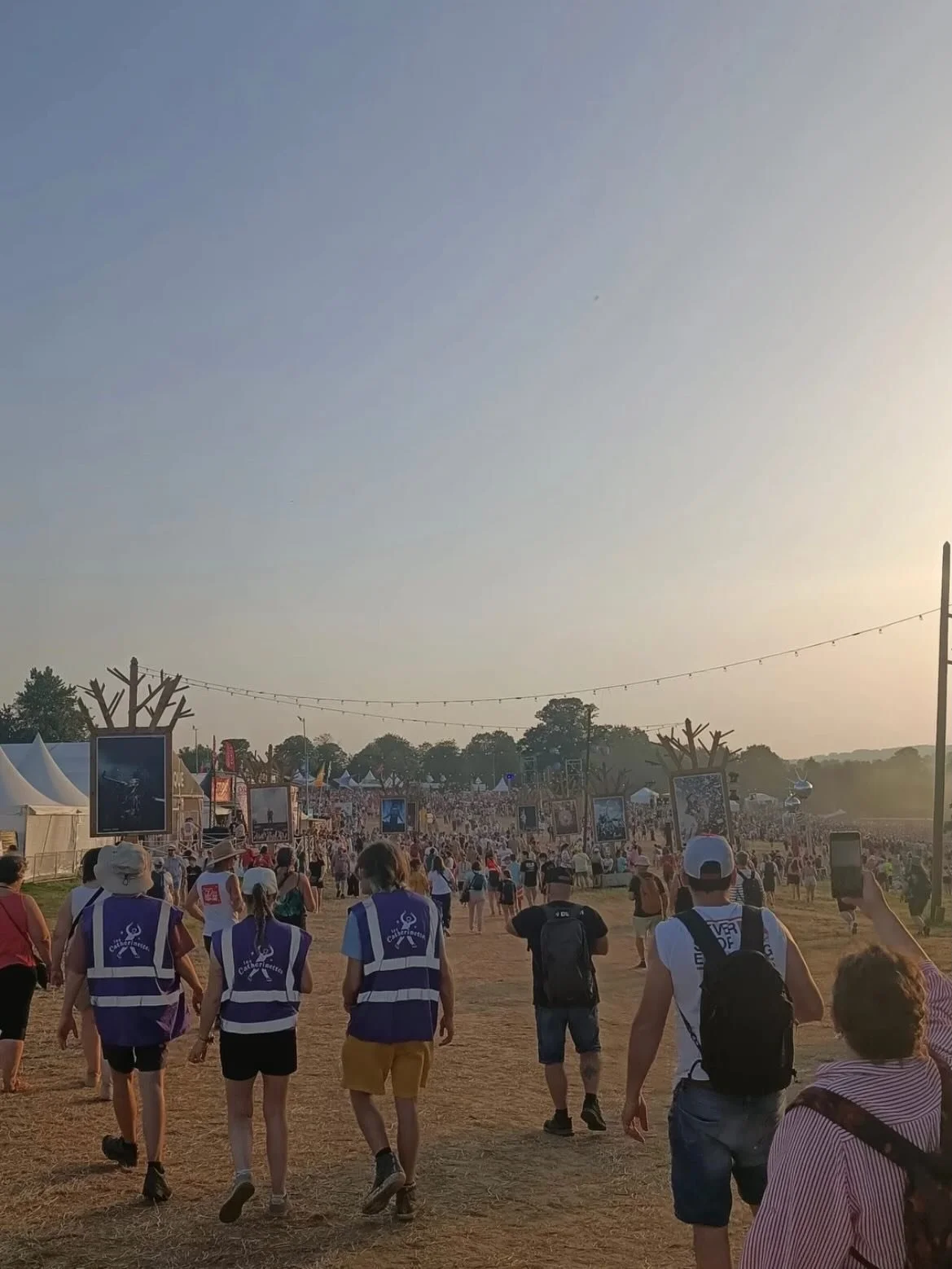 🦋 @papillons_de_nuit c&rsquo;est fini, on se dit &agrave; l&rsquo;ann&eacute;e prochaine 🕺🏻✨

Retrouvez les &eacute;quipes sur la route des festivals tout l&rsquo;&eacute;t&eacute; ☀️🎪

@dubcampfestivalofficial @vandbfest @festivaldaurillac @rock