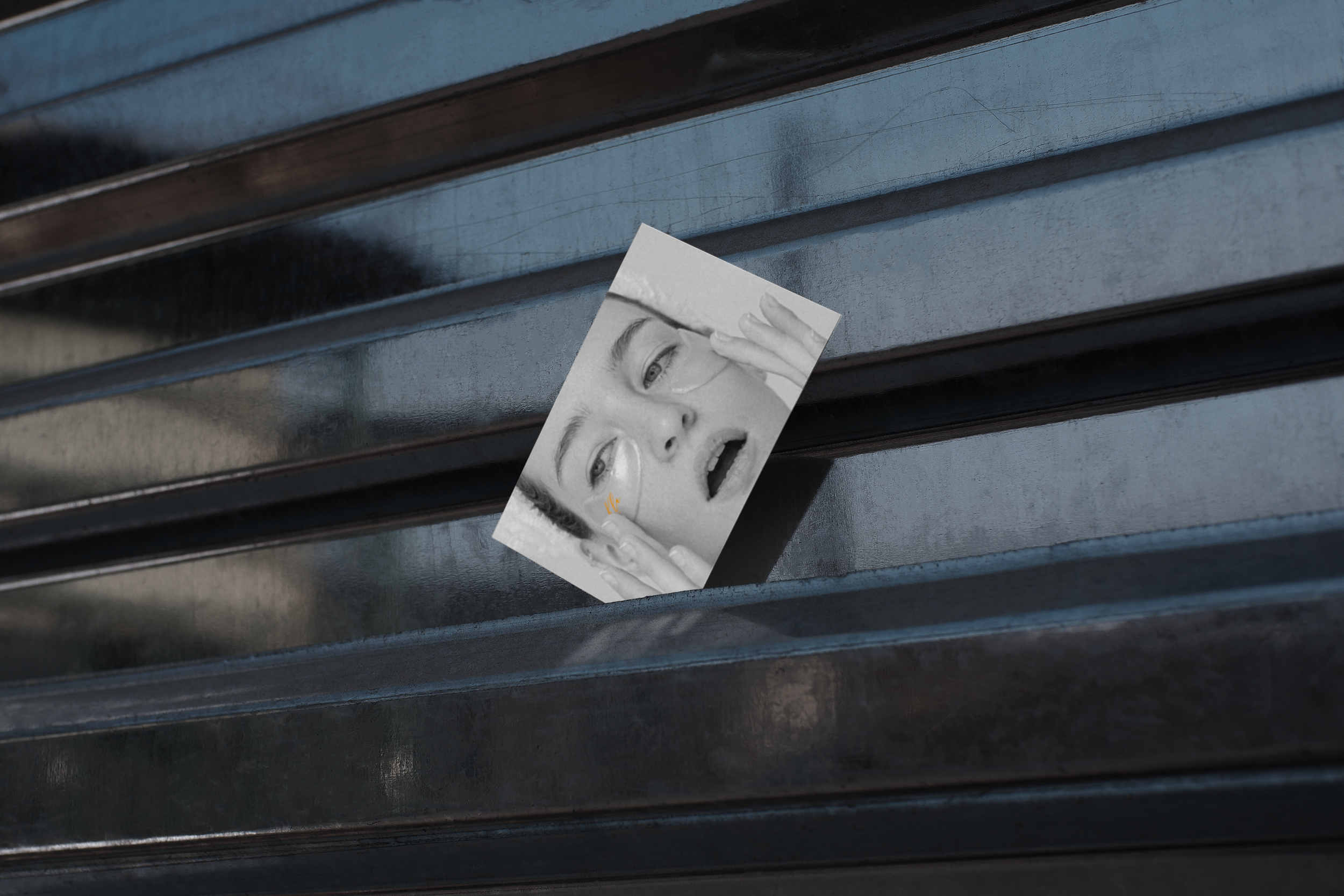 Unmark_Business-card_on _metal_3000px.png