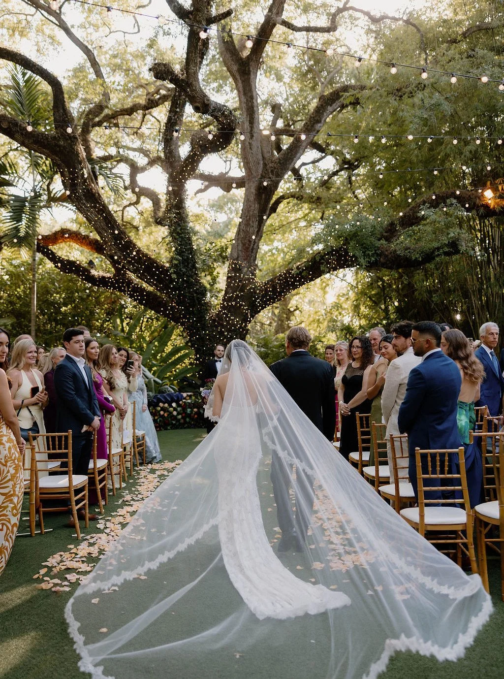 A dreamy place to say &ldquo;I do"

Beneath the branches of a grand oak tree, Paige &amp; Alex's ceremony unfolded like something straight out of a fairytale. Vibrant spring florals, golden light, and love in full bloom. This hidden gem of a ven