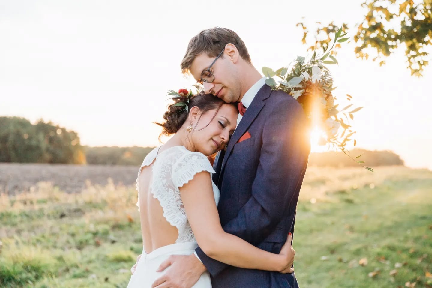 Un petit moment &agrave; deux ( et le discret photographe 😅) ... Avec un magnifique couche de soleil 

Lieu de r&eacute;ception : @grenier_des_saveurs 

#mariage #coucherdesoleil #couple #robedemariee #inspirationmariage