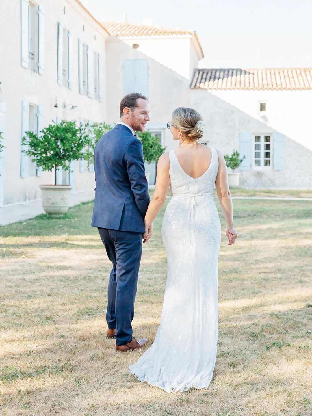 Une belle union et un superbe couple dans le magnifique @le.logis.de.la.grosse.pierre proche de Royan et Talmont sur gironde

#mariagefrance #photographemariage #blogmariage #inspirationmariage #sinspirersemarier #mari&eacute;e #robedemariee #ambianc