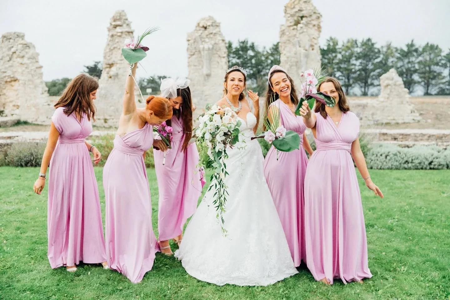 un instant suspendu entre rires complices et &eacute;l&eacute;gance intemporelle.
Une mari&eacute;e qui rayonne entour&eacute;e de ses demoiselles d&rsquo;honneur en robes pastel.
Une sc&egrave;ne pleine de gr&acirc;ce, de spontan&eacute;it&eacute; e