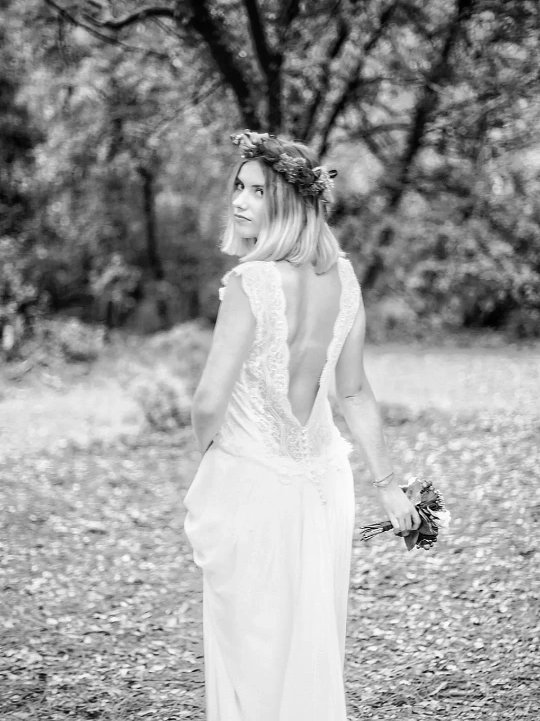 Mari&eacute;e boh&egrave;me, libre et &eacute;l&eacute;gante 
Dans l&rsquo;&eacute;crin intemporel du noir et blanc, elle incarne la gr&acirc;ce et la douceur.
Sa sublime robe sign&eacute;e @elsagary &eacute;pouse ses pas l&eacute;gers, tandis que la