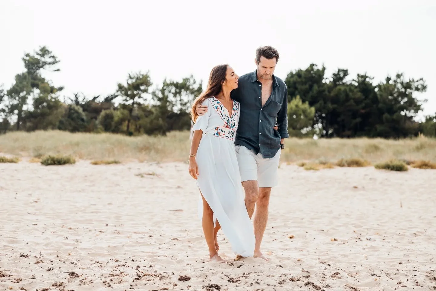 L&rsquo;amour captur&eacute; en toute simplicit&eacute;&hellip; 
Une s&eacute;ance engagement, c&rsquo;est bien plus qu&rsquo;une simple promenade &agrave; deux : c&rsquo;est un moment complice o&ugrave; chaque regard, chaque sourire et chaque geste 