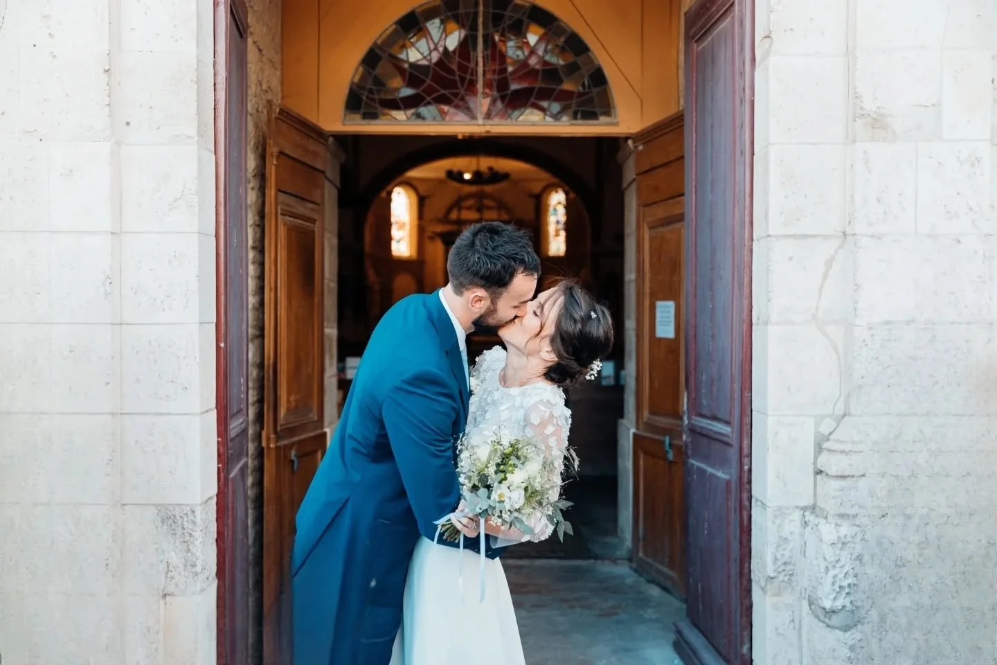 Un bisou, un sourire, et beaucoup d&rsquo;amour &agrave; la sortie de l&rsquo;&eacute;glise 
Des moments vrais comme je les aime capturer 

📍 Photographe de mariage &agrave; Bordeaux et partout en France

#photographemariage #photographemariageborde