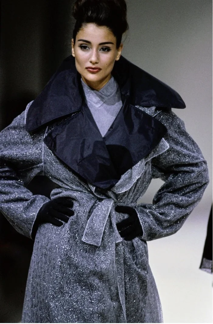 Alaïa A/W 1991 Lightweight Trench Coat – runway and archive image – Autumn/Winter 1991 (AW91), Fall/Winter 1991 (FW91) runway – vintage Alaïa, vintage Azzedine Alaia, Alaïa archive