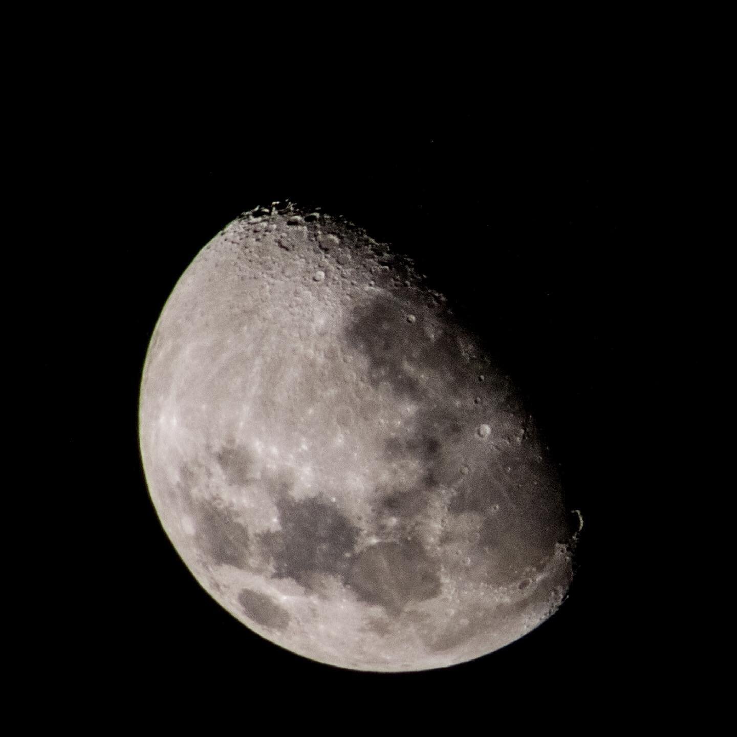 Always wanted to get a nice shot of the moon. 
This is my first attempt.. 
300mm lens with a 1.5x extender. 
Raw DNG on the Pocket 6k Pro. 

🌙 📸 🎥💚
.
. 
.
.
.
#moon #telephoto #space  #canon #australia #blackmagicdesign #davinciresolve #advertisi