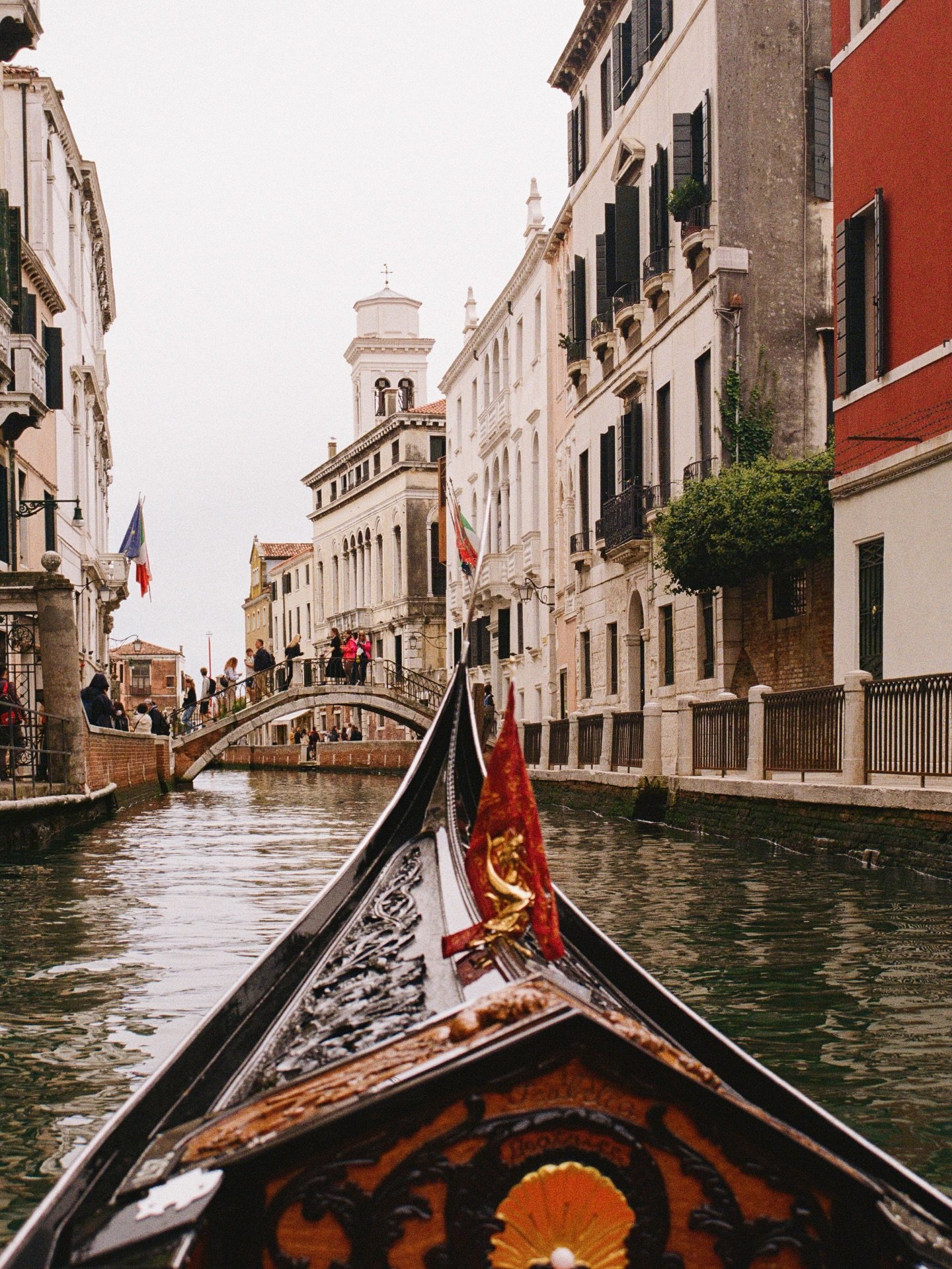 cruising the canals 🛶
.
.
.
.
.
.
.
.
.
.
.
#mytinyatlashello #italy_vacations #filmfeed #mytinyatlas #35mm #veneziagram #filmphotography #gondola #italia🇮🇹 #venicegram #venicecanals #postcardplaces #filmcommunity #archilover #kodakfilm #veniceita