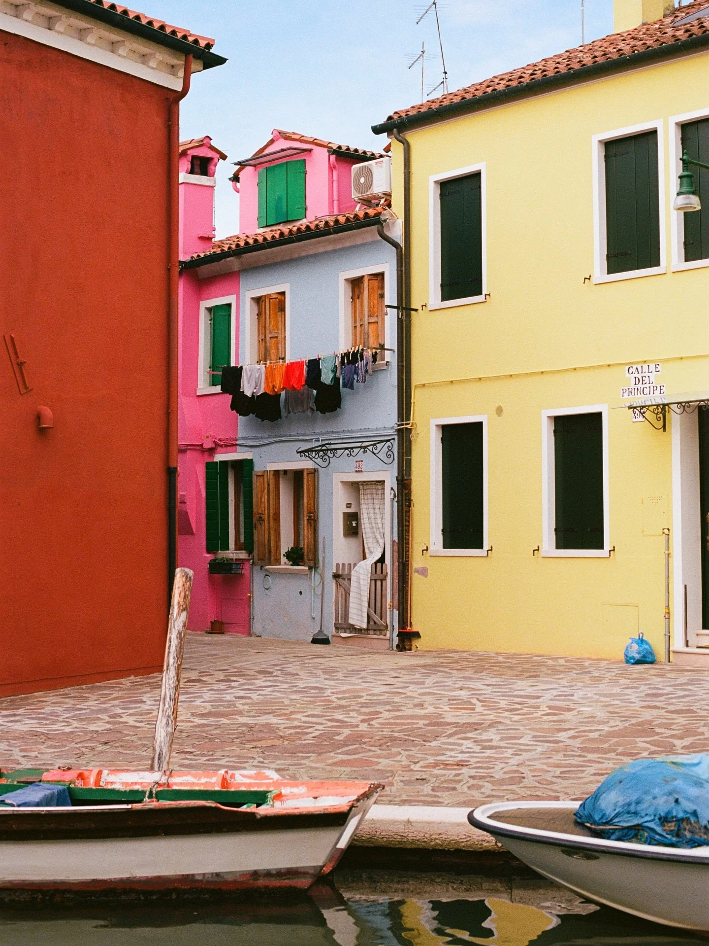 colour captures ❤️
.
.
.
.
.
.
.
.
.
.
.
#mytinyatlashello #italy_vacations #filmfeed #mytinyatlas #35mm #veneziagram #filmphotography #sunsetgram #italia🇮🇹 #venicegram #venicecanals #postcardplaces #filmcommunity #sunsetsky #kodakfilm #veniceitaly