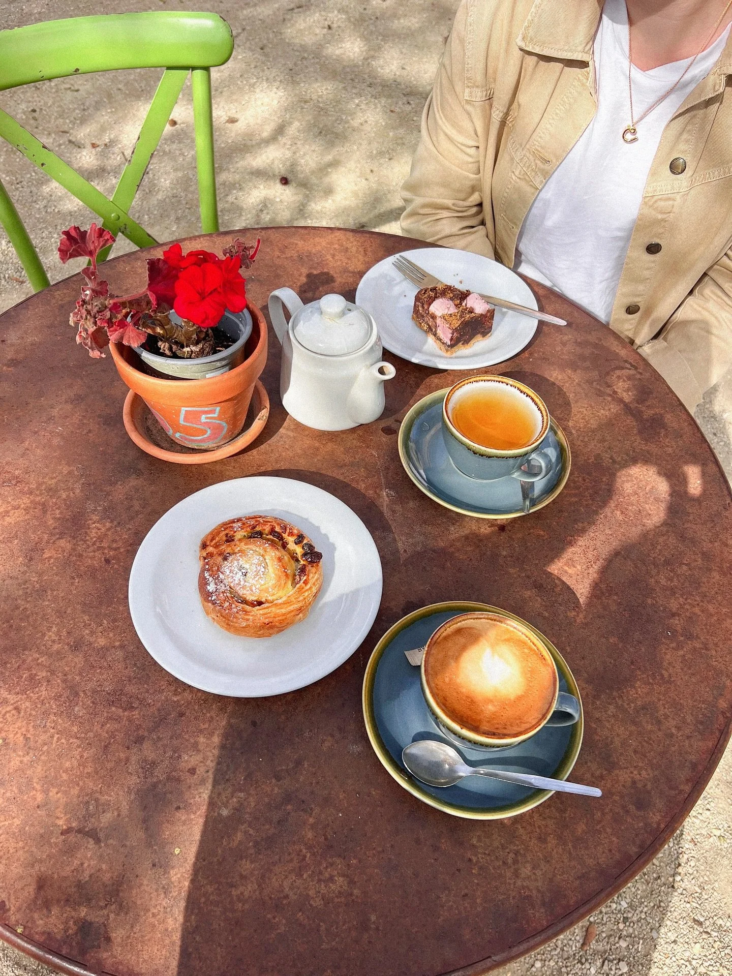 perfect mornings ☕️🥐
.
.
.
.
.
.
.
.
.
.
.
.
.
#mytinyatlashello #traveldiary #city_features #littlestoriesofmylife #35mm #coffeedaily #filmphotography #kodakfilm #country_stilllife #visitengland #photovogue #photojournal #mytinyatlas #filmcommunity