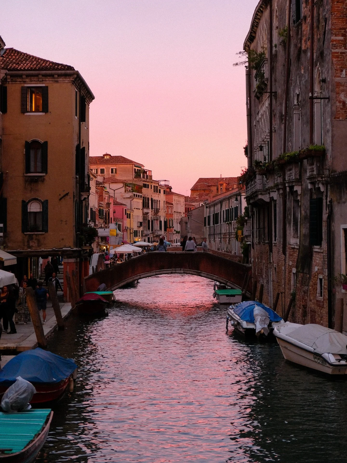 ready to be placed under Venice&rsquo;s spell again 🪄 
.
.
.
.
.
.
.
.
.
.
.
#mytinyatlashello #italy_vacations #filmfeed #mytinyatlas #35mm #veneziagram #filmphotography #sunsetgram #italia🇮🇹 #venicegram #venicecanals #postcardplaces #filmcommuni