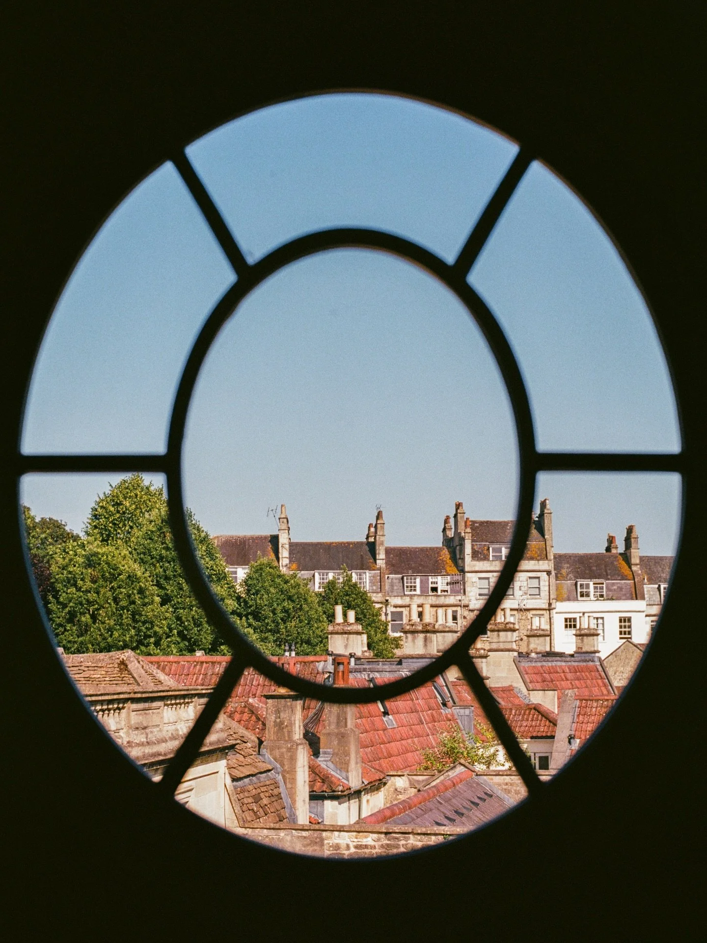 dreaming of our long weekend in bath @royalcrescent_hotel last summer for the solstice 🌞
.
.
.
.
.
.
.
.
.
.
.
.
#bathcity #windowfilm #summerphotography #windowview #mytinyatlashello