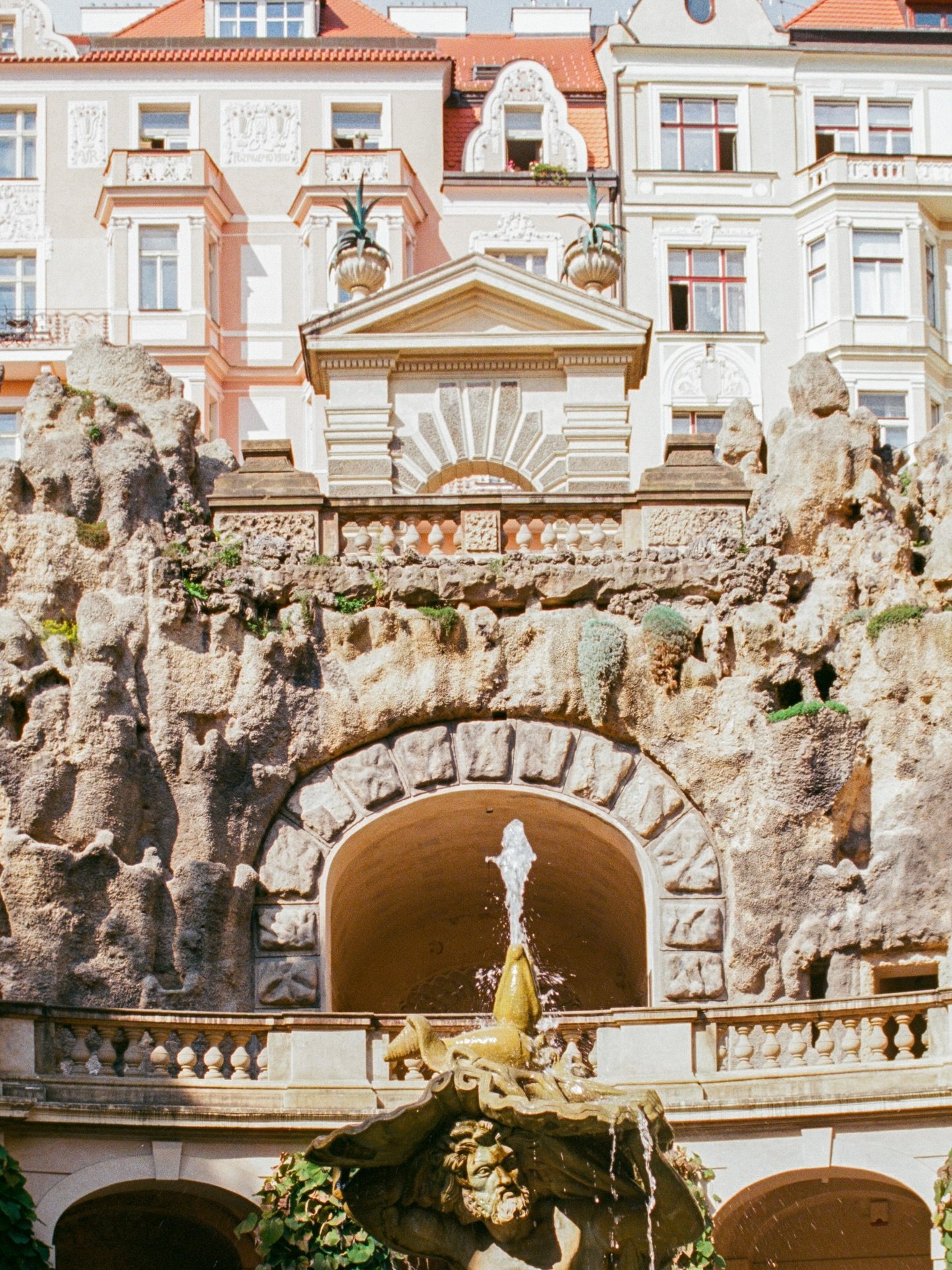 Havl&iacute;čkovy sady, also known as Gr&eacute;bovka, is a beautiful park in Prague. It is inspired by the Italian Renaissance, has fountains and water cascades, lakes, pavilions, statues and a&nbsp;charming grotto, as well as a&nbsp;unique view of 