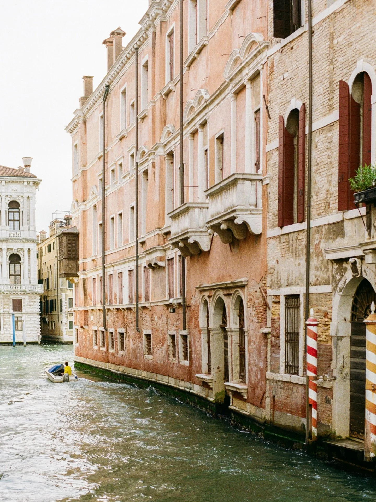 we love the striped poles in Venice, known as pali di casada or mooring poles, these vignettes of Venice are colorful wooden posts lining canals to mark private docks. historically, their colours represented the noble family owning the residence 🛶
.