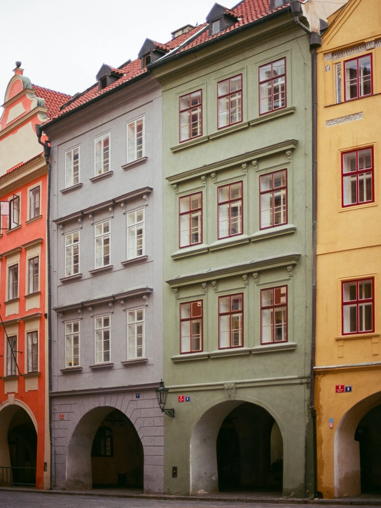 pretty Prague 🐈
.
.
.
.
.
.
.
.
.
.
.
#praguecity #oneearthmagazine #architecturephoto #praguelife #35mmfilmphoto