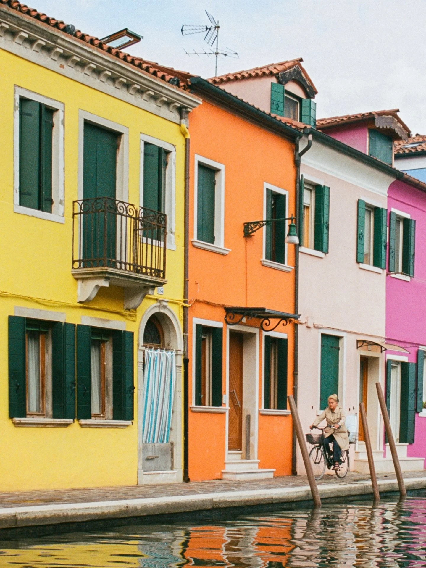 rainbow road 🌈 
.
.
.
.
.
.
.
.
.
.
.
#venicephotographer #oneearthmagazine #veneziagram #burano #35mmfilmphoto