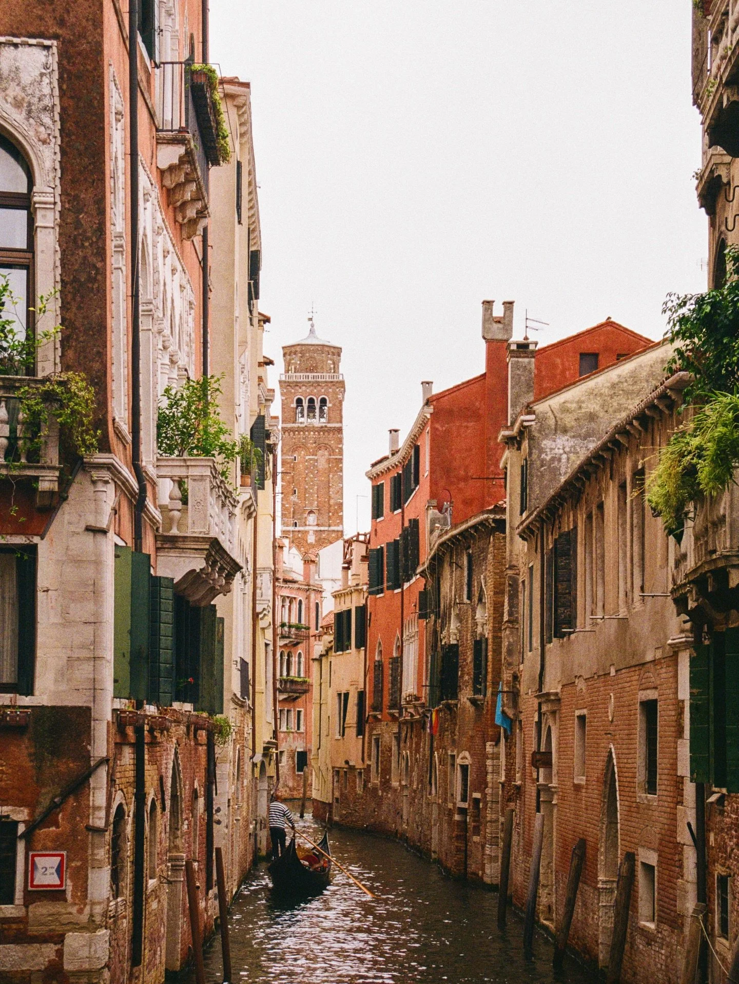 oh venezia 🛶
.
.
.
.
.
.
.
.
.
.
.
#venicephotographer #photovogue #veneziagram #mytinyatlashello #35mmfilmphoto