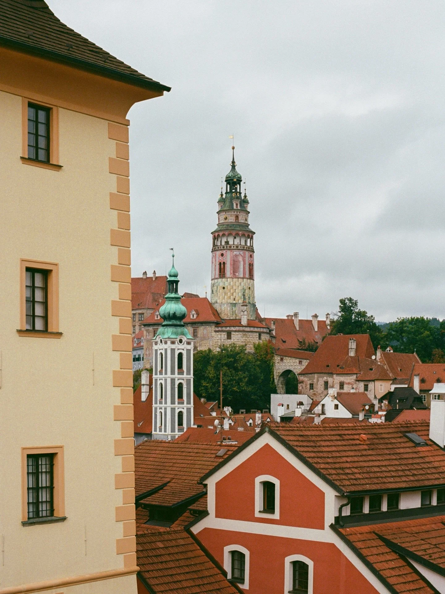 a place plucked straight from a fairytale 🦢
.
.
.
.
.
.
.
.
.
.
.
#praguecity #oneearthmagazine #architecturephoto #praguelife #35mmfilmphoto