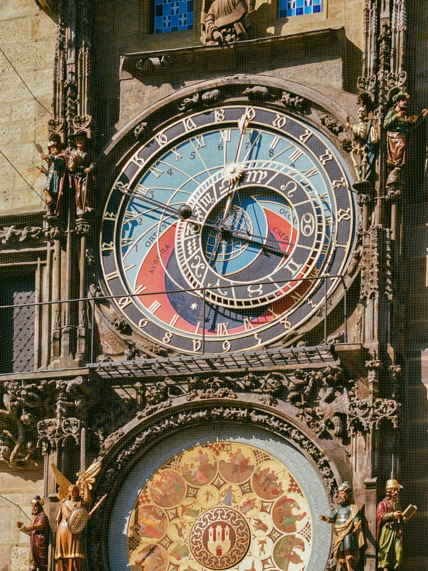 prague&rsquo;s famous astronomical clock ⏰ 
.
.
.
.
.
.
.
.
.
.
.
#praguecity #oneearthmagazine #architecturephoto #praguelife #35mmfilmphoto