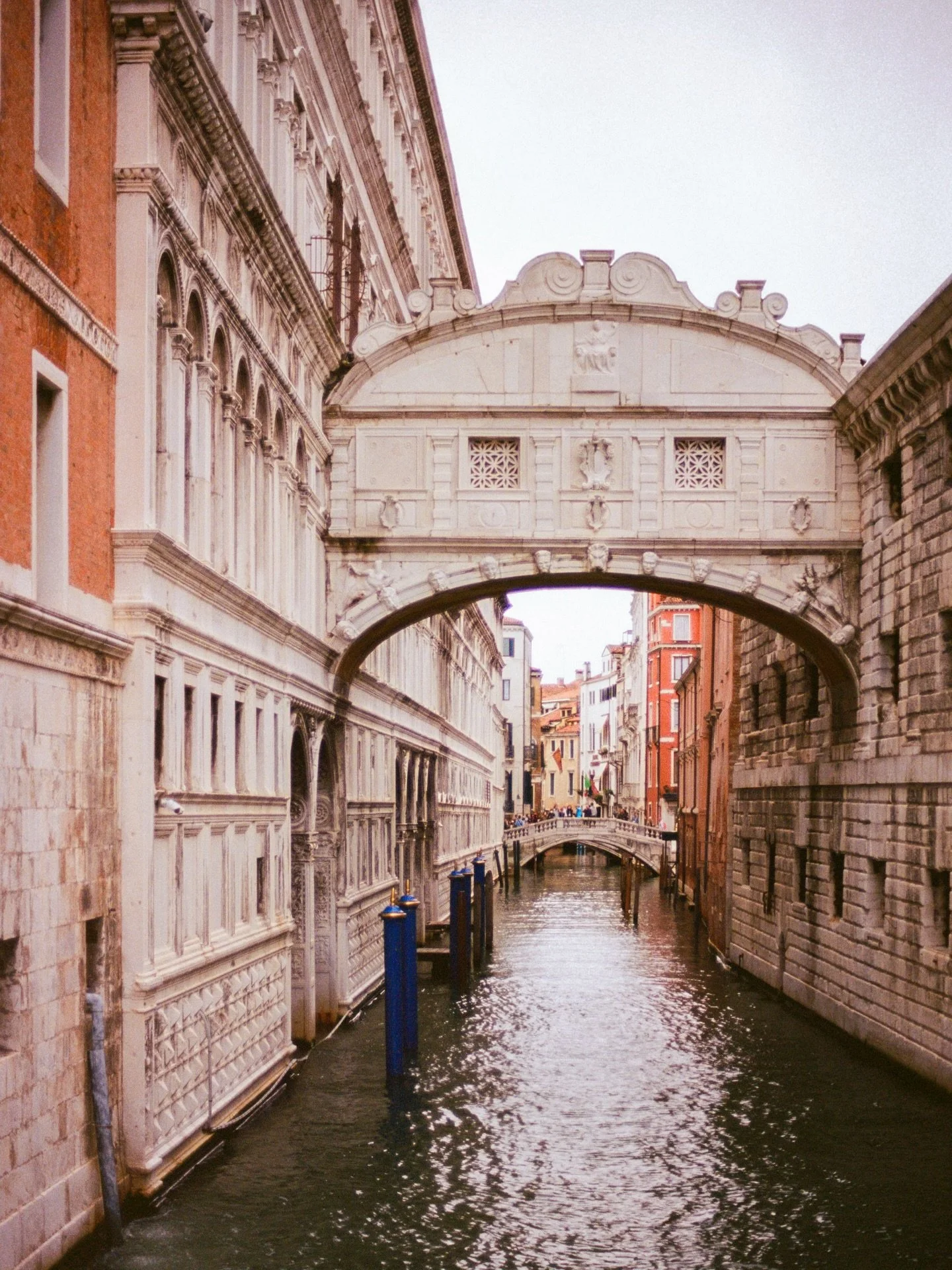 Ponte dei Sospiri 🌬️
.
.
.
.
.
.
.
.
.
.
.
#venicephotographer #photovogue #veneziagram #mytinyatlashello #35mmfilmphoto